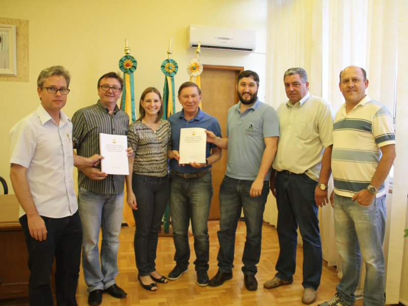 EXECUTIVO RECEBE PROJETO DE ESTUDO DO PLANO MUNICIPAL DE RESÍDUOS SÓLIDOS